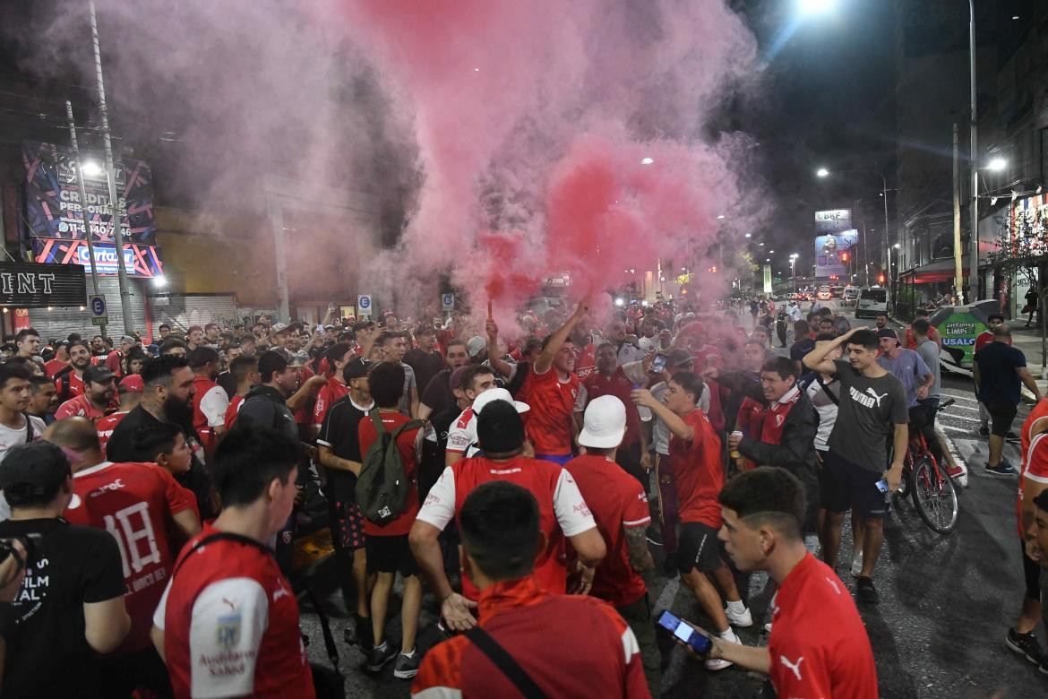 Hinchas frente a la sede de Independiente en Avellaneda. Foto: Télam.