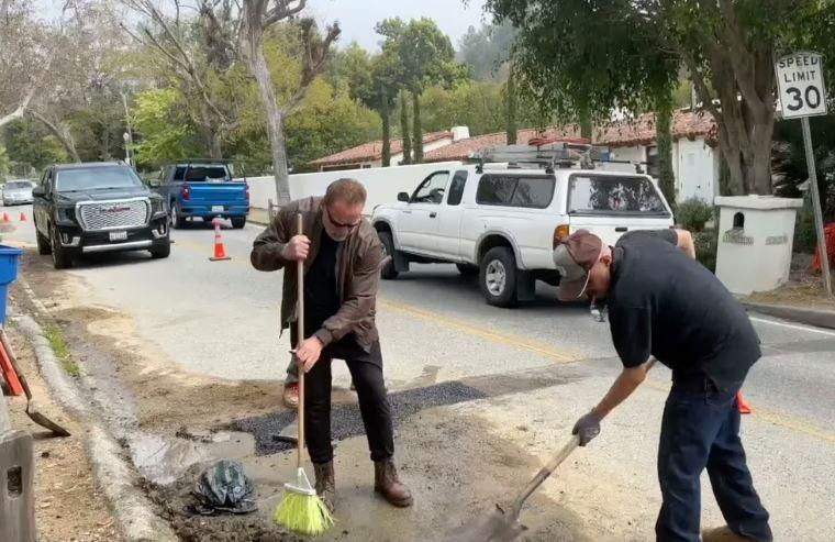 Arnold Schwarzenegger arregló baches en Los Ángeles. Foto: NA.