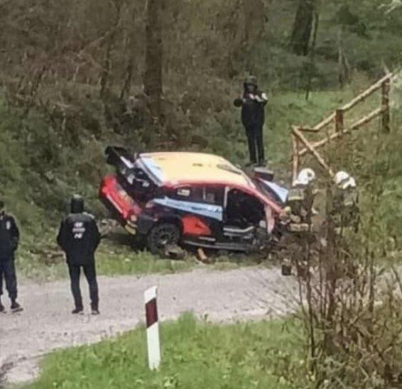 Así quedó el auto de Craig Breen. Foto: Twitter