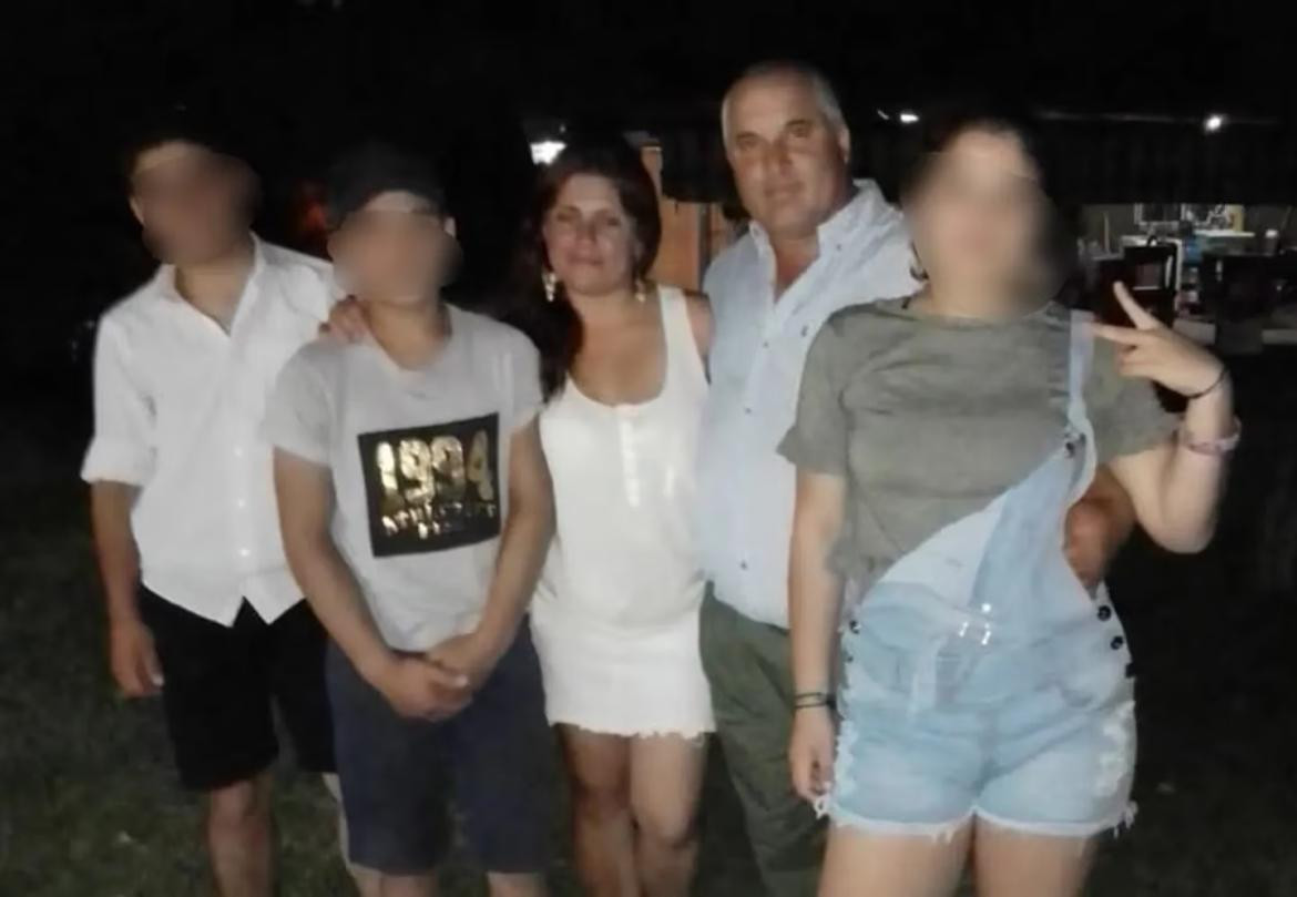 Malvina junto al femicida y los tres hijos de la pareja. Foto: Facebook / Malvina Araya