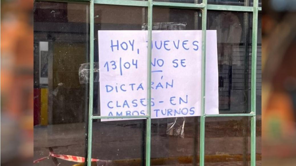 El cartel que anuncia la suspensión de clases. Foto: N/A