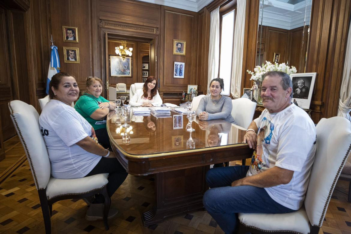 Cristina Kirchner junto a la familia de Lucio Dupuy en el Senado. Foto: @CFKArgentina.