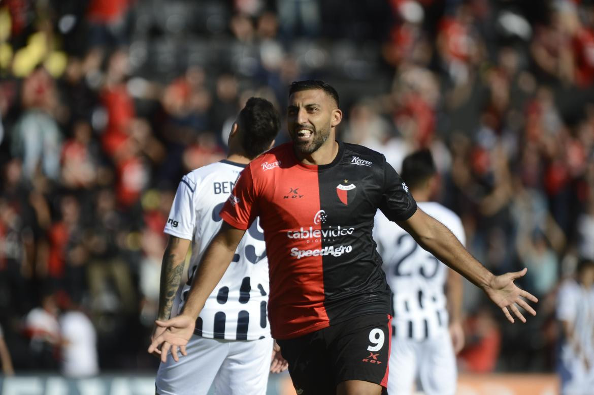 Wanchope Ábila; Colón de Santa Fe vs. Talleres de Córdoba. Foto: Télam.