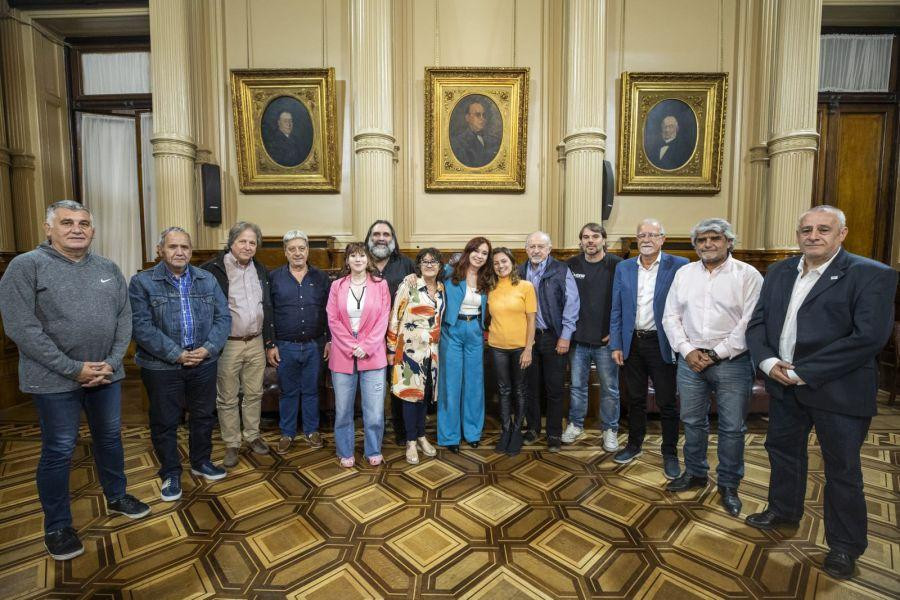 Cristina Kirchner junto a sindicalistas. Foto: NA.