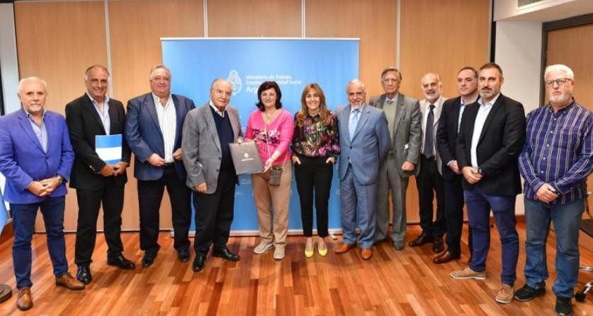 La ministra de Trabajo, junto a representantes sindicales y de las cámaras empresarias. Foto: NA