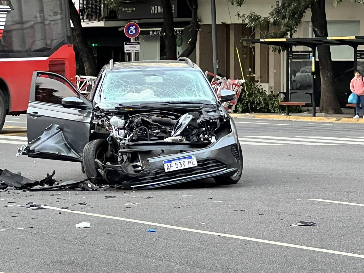 Choque entre un colectivo y un auto en Palermo. Foto: @sameaereo.