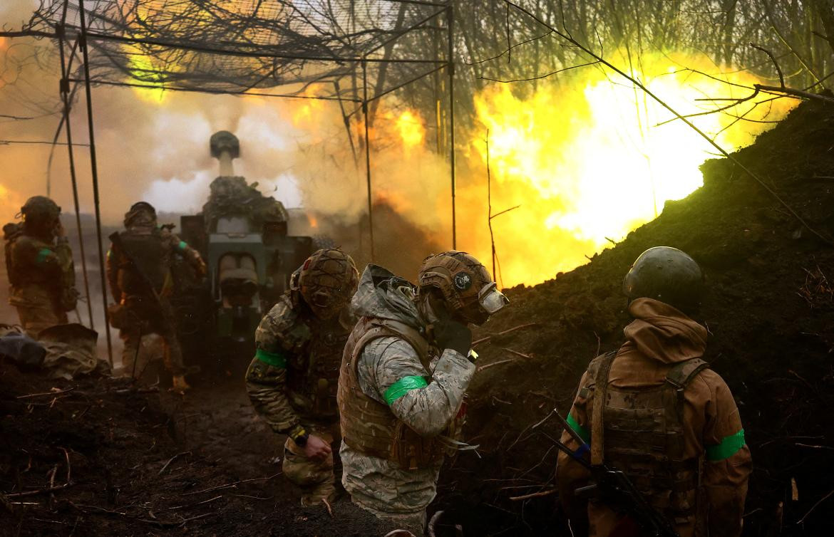 La artillería ucraniana en Bajmut. Foto: Reuters.