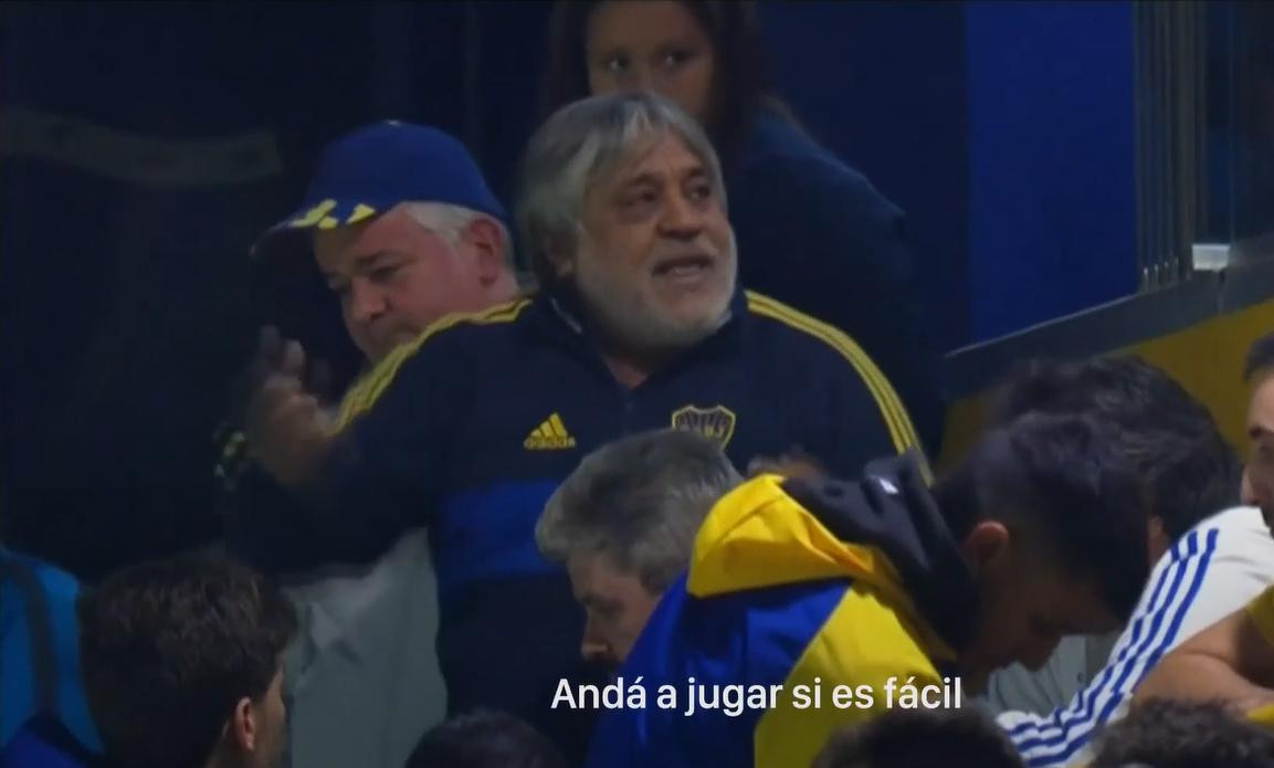 Cacho Riquelme discutió con otros hinchas de Boca. Foto: Captura de pantalla.