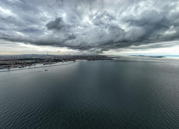 Nubes negras cubren estambul. Foto: IHA.