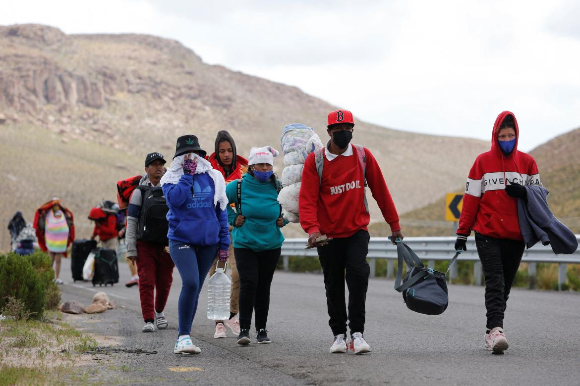 Inmigrantes cruzando la frontera a Chile. Foto: Reuters