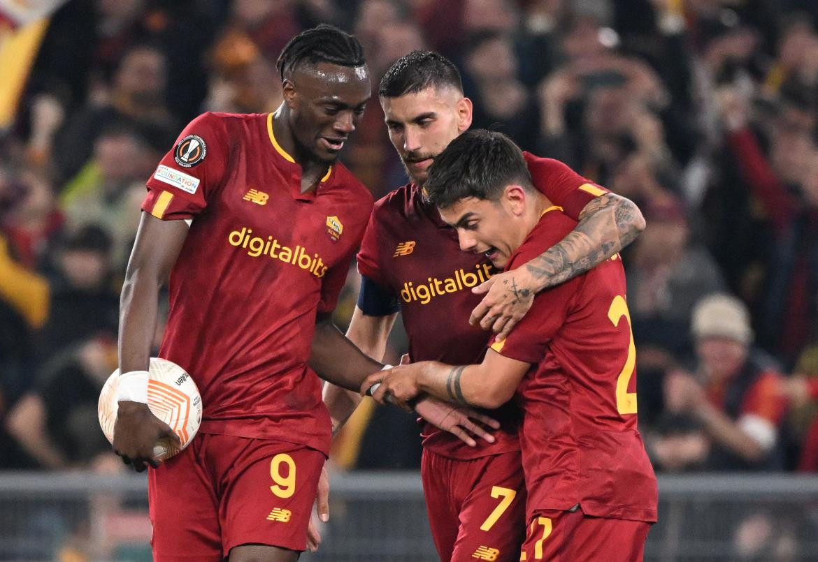 Festejo de la Roma ante el Feyenoord por la Europa League. Foto: REUTERS.