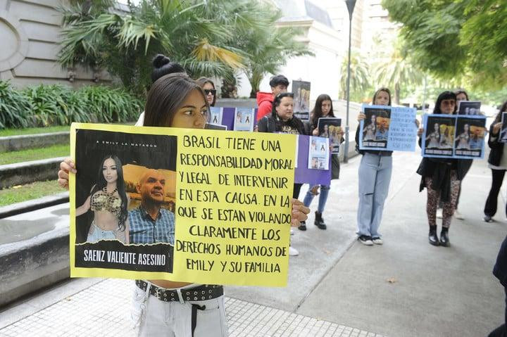 Reclamos de familiares y amigos de Emmily Rodrigues por su muerte. Foto: Clarín.