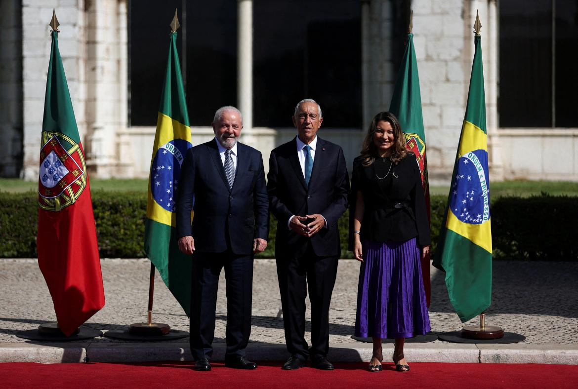 Lula Da Silva junto a su mujer Rosangela da Silva y el presidente portugués Marcelo Rebelo de Sousa. Foto: Reuters.