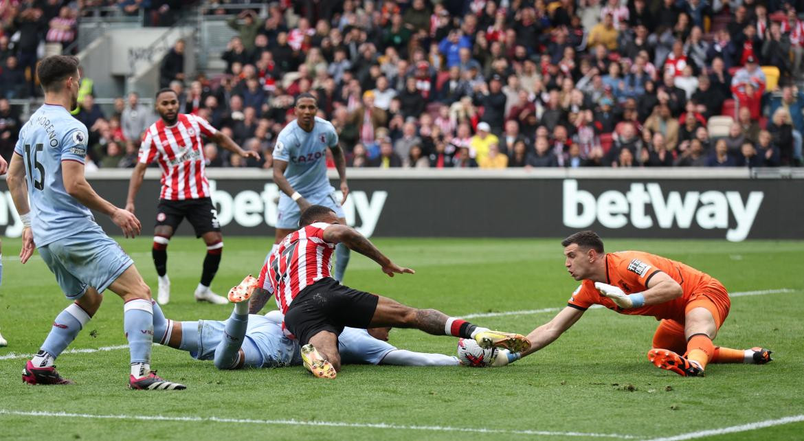 Emiliano Martínez en el Aston Villa ante Brentford. Foto: REUTERS.