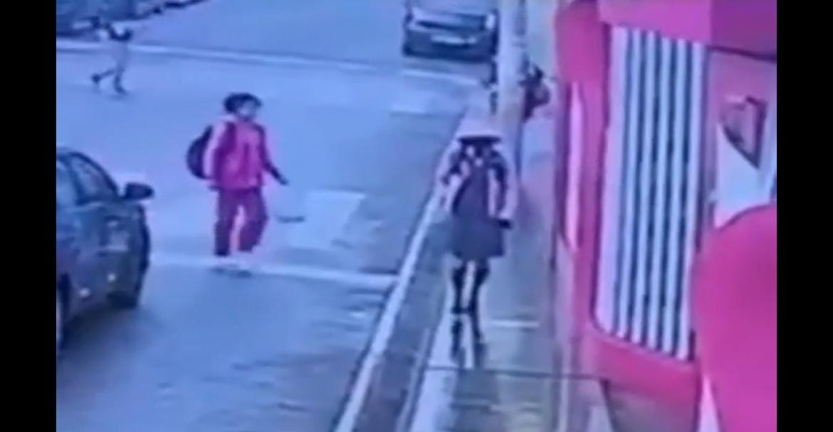 Las cámaras de seguridad tomaron el ingreso del hombre disfrazado de colegiala. Foto: Captura de pantalla.