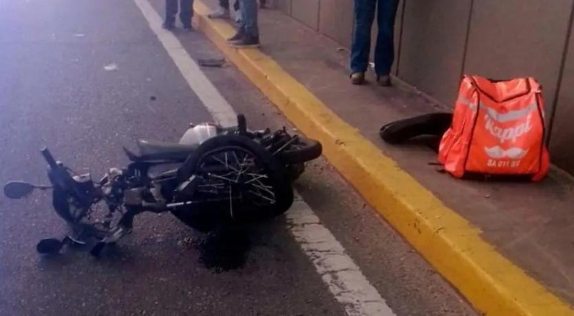 Entró a contramano en el túnel de Libertador y atropelló a un delivery. Foto: NA