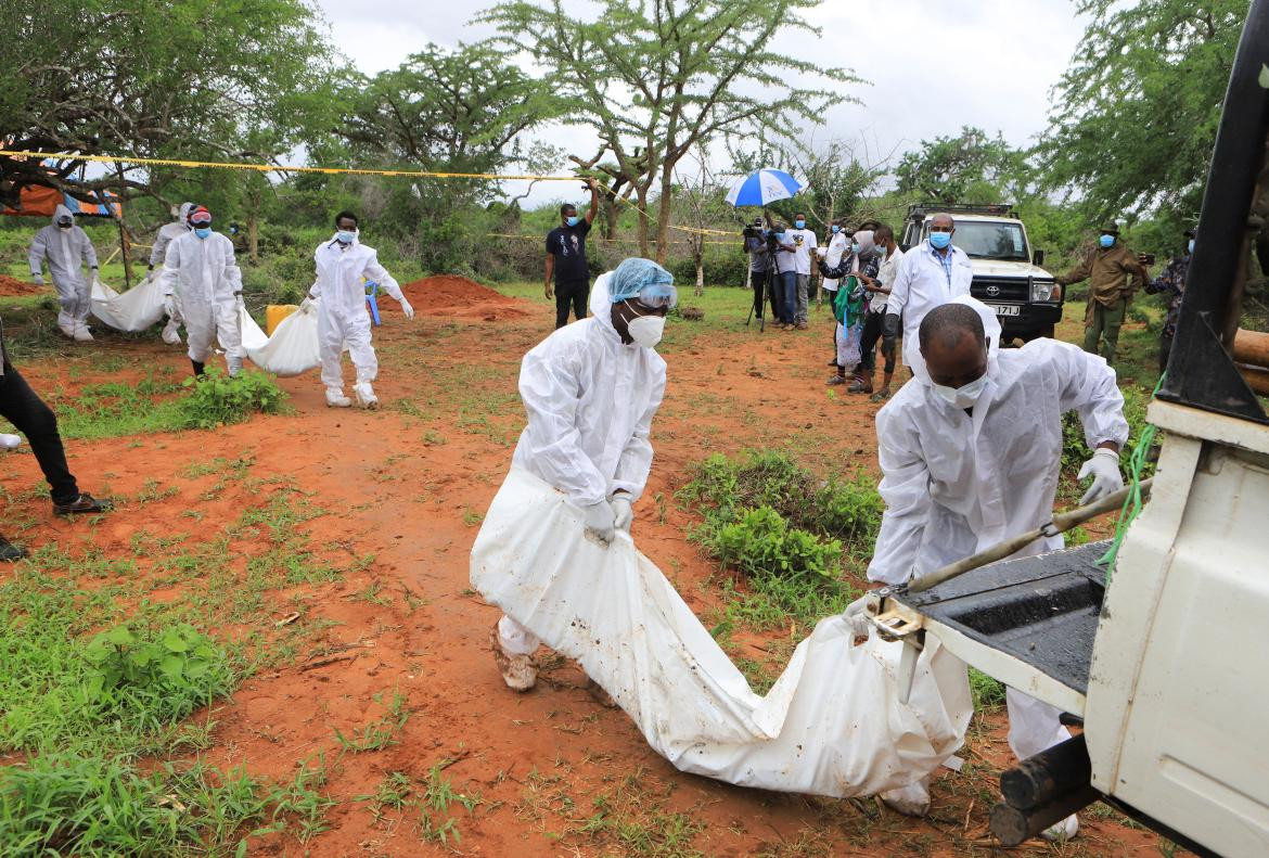 Exhumación de cuerpos en Kenia. Foto: Reuters.