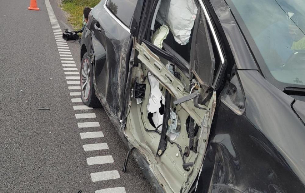 Así quedó el auto de Alejo Veliz. Foto: Twitter: Cadena3_Rosario.