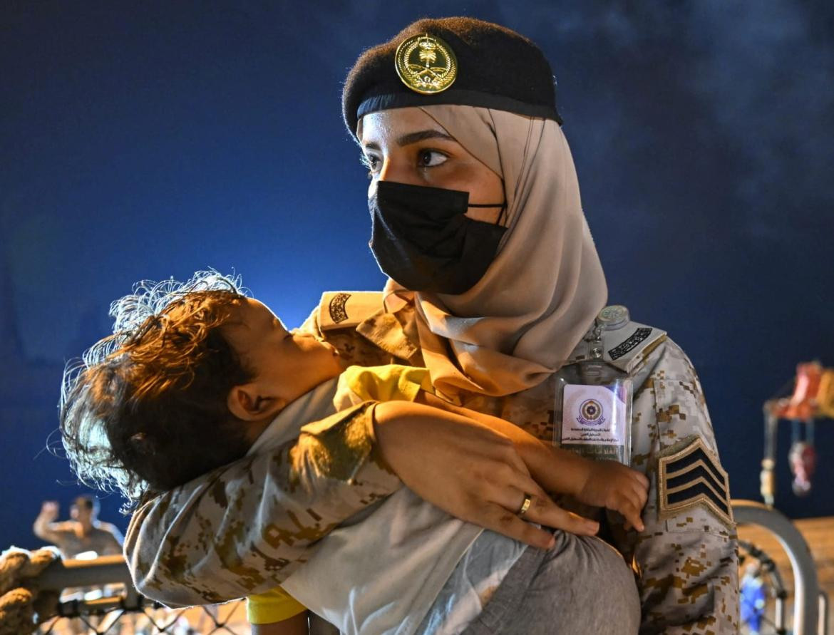 Un miembro de la Armada Real Saudita asiste a un niño que fue evacuado por la Armada Saudita de Sudán_Foto Reuters