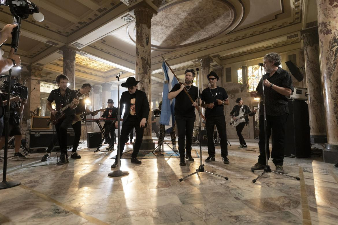 Calamaro y los Autéctivos Decadentes, juntos en su versión de la canción 