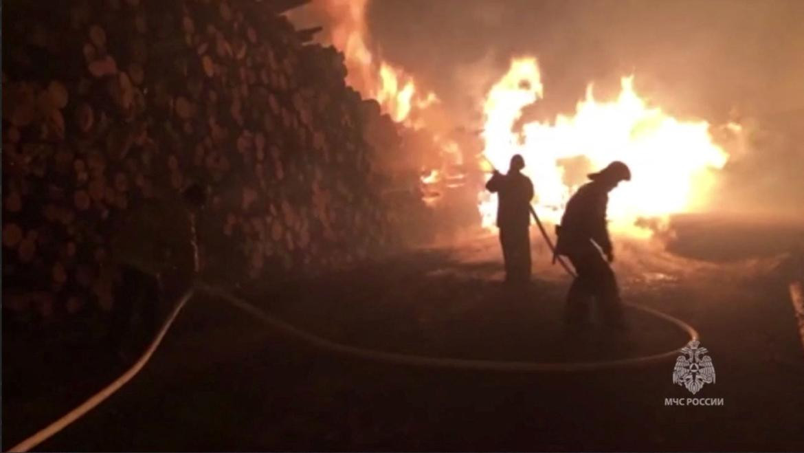 Bomberos intentando apagar el incendio en Rusia. Foto: Reuters.