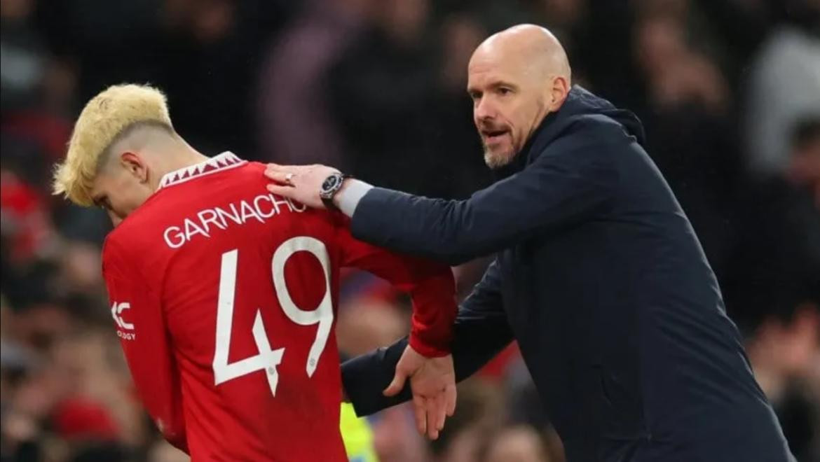 Alejandro Garnacho y Erik Ten Hag. Foto: captura.