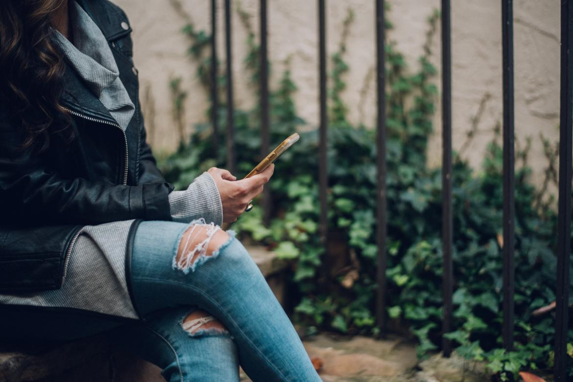 Mujer con celular. Foto: Unsplash.