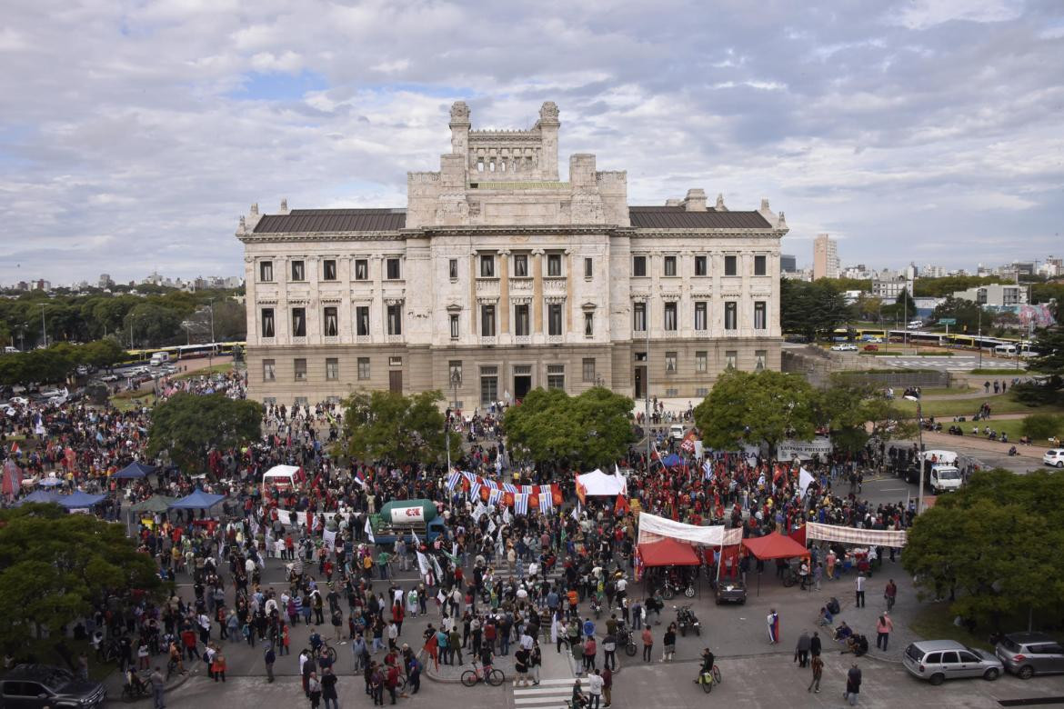 Reclamos por la reforma previsional en Uruguay. Foto: EFE.