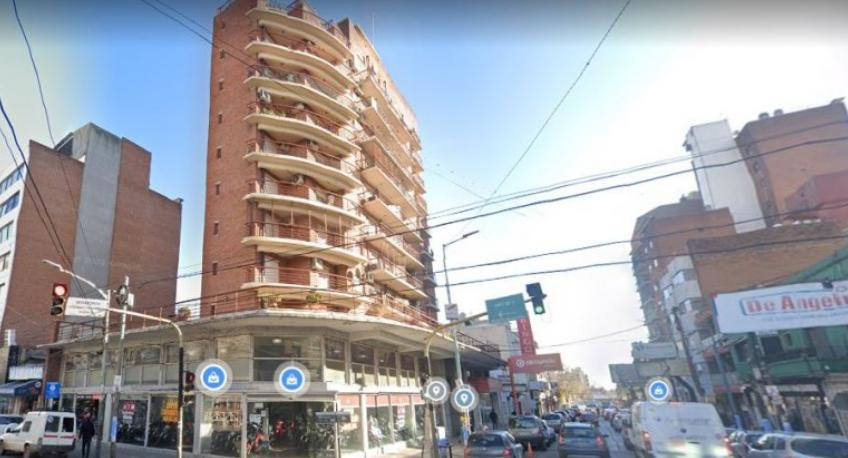 Edificio desde donde cayó una joven al vacío en Morón. Foto: NA