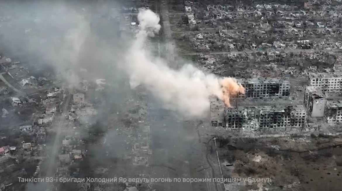 Humo que se eleva en la ciudad de Bajmut, en medio del ataque de Rusia contra Ucrania. Foto: Reuters.