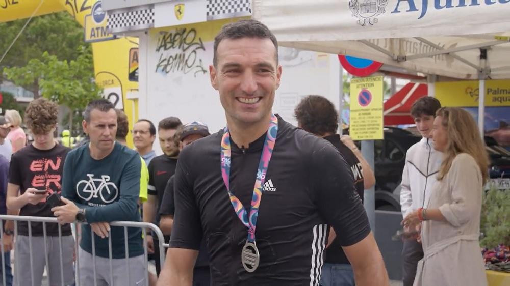 Lionel Scaloni participó de la prueba de ciclismo de 167 kilómetros. Foto: captura.