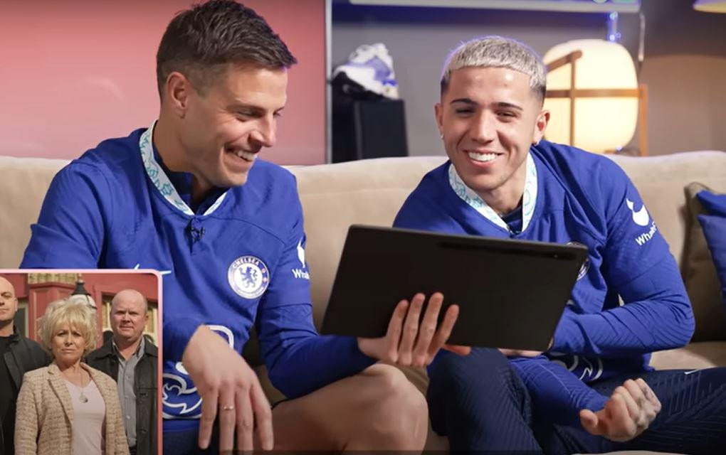 Enzo Fernández junto a César Azpilicueta. Foto: captura de pantalla.