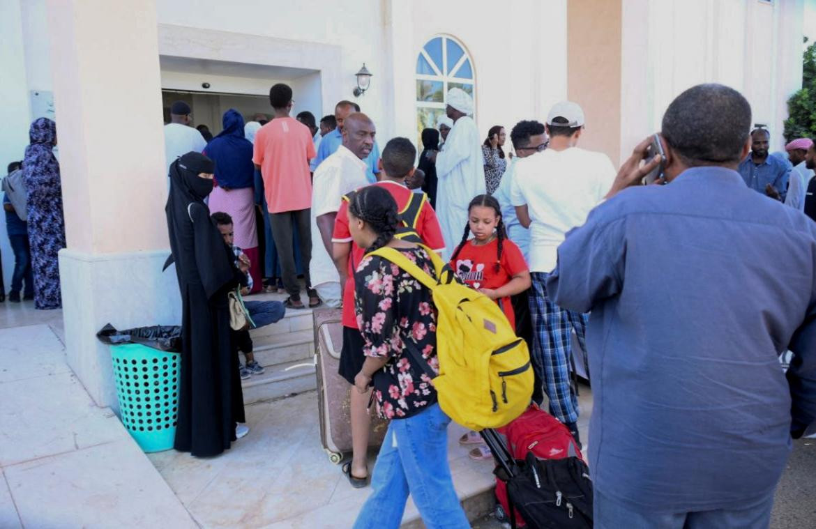 Personas buscan ser evacuadas de Sudán. Foto: Reuters