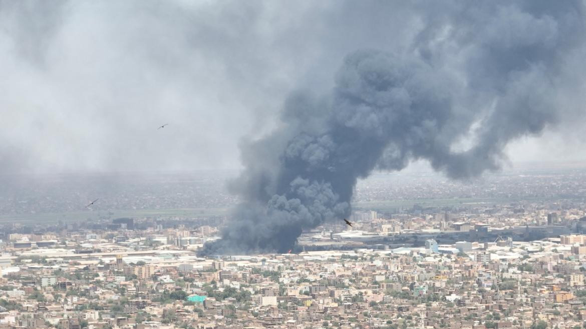 La capital de Sudán bombardeada. Foto: Reuters.