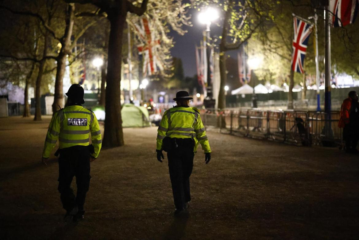 Detención y custodia en las afueras del Palacio de Buckingham. Foto: REUTERS.