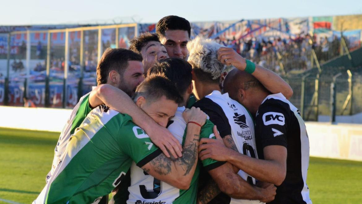 Festejo de Villa Mitre ante Arsenal por la Copa Argentina. Foto: @Copa_Argentina.