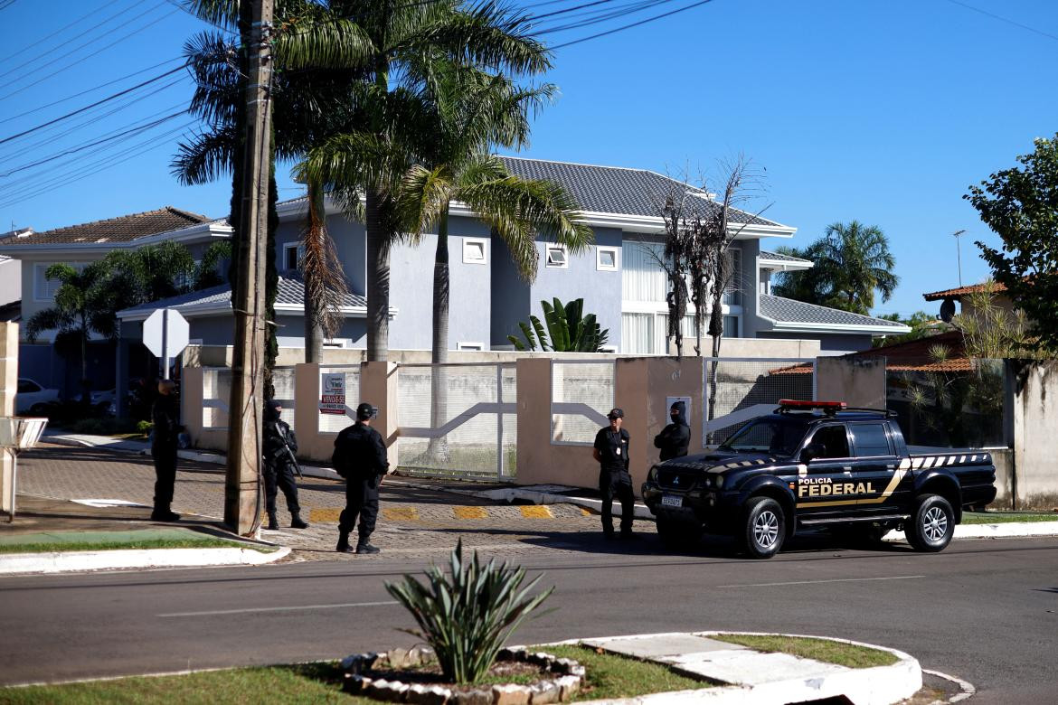 Allanan la casa de Jair Bolsonaro en Brasil. Foto: Reuters.