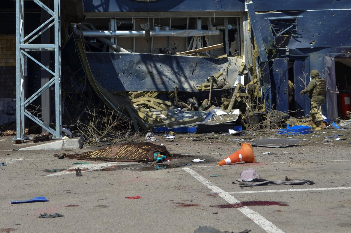 Después de ataque ruso, se declara 58 horas de toque de queda en Jersón. Foto: Reuters.