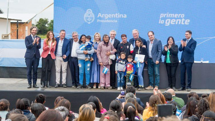 Entrega de viviendas de Alberto Fernández en Catamarca. Foto: Telam.