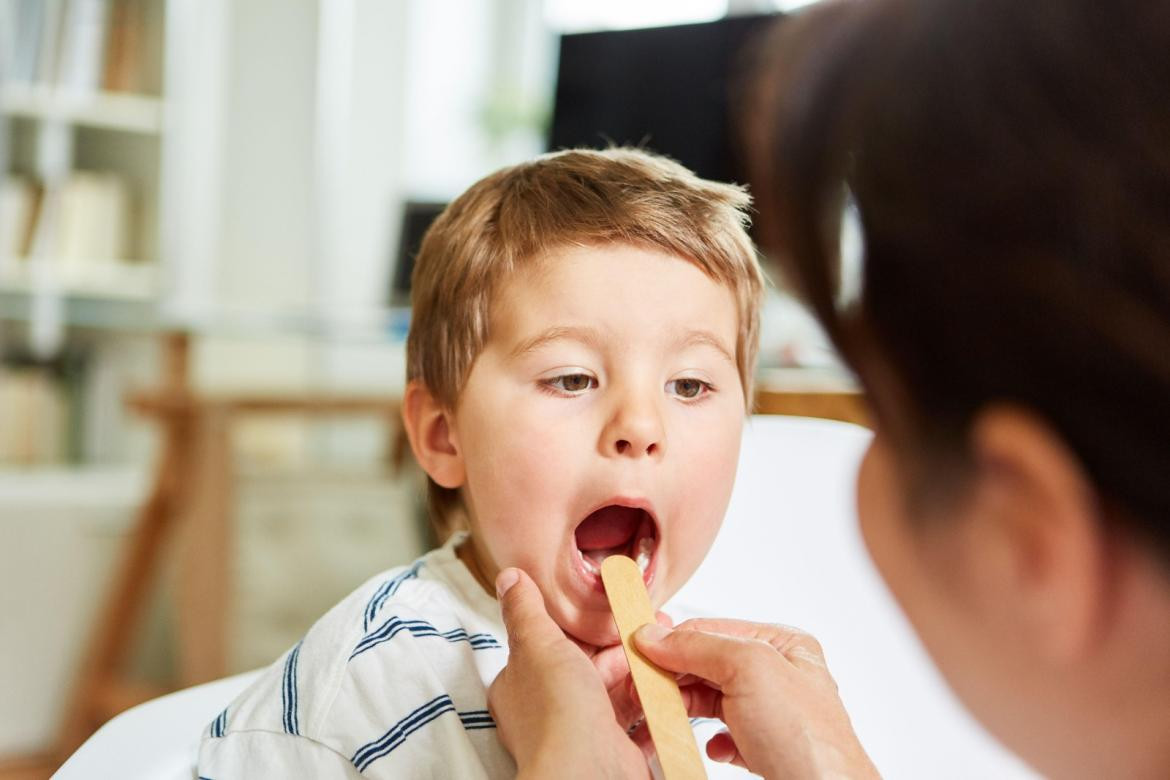 Niño enfermo en el médico. Foto: Alamy