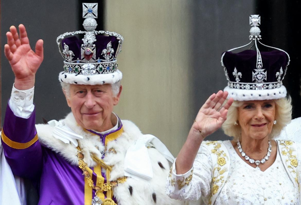 El saludo real desde el balcón del Palacio de Buckingham. Foto: Reuters.