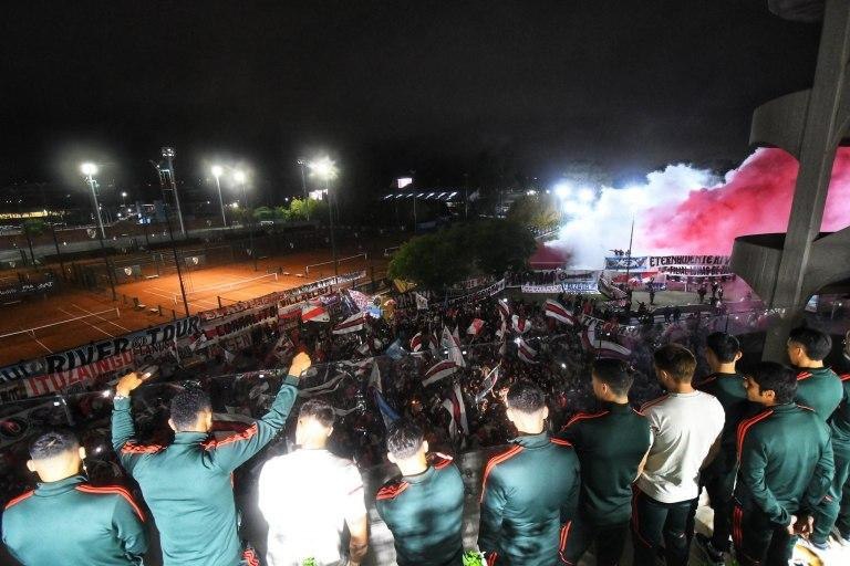 Miles de hinchas demostraron su apoyo con un banderazo. Foto: NA.