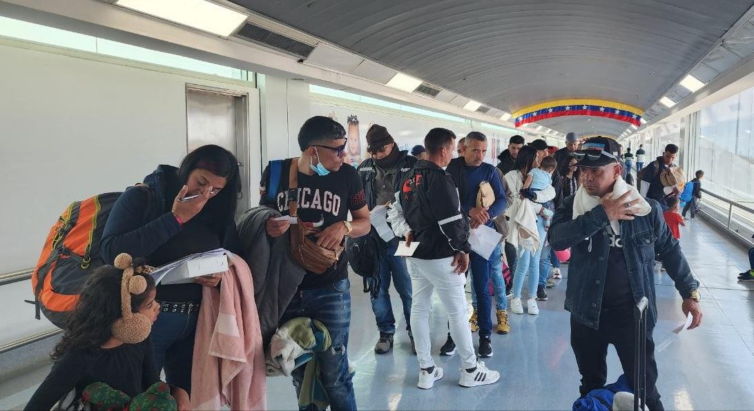 Ciudadanos venezolanos volvieron a su país tras estar varados en la frontera chilena. Foto: Twitter: @CancilleriaVE.