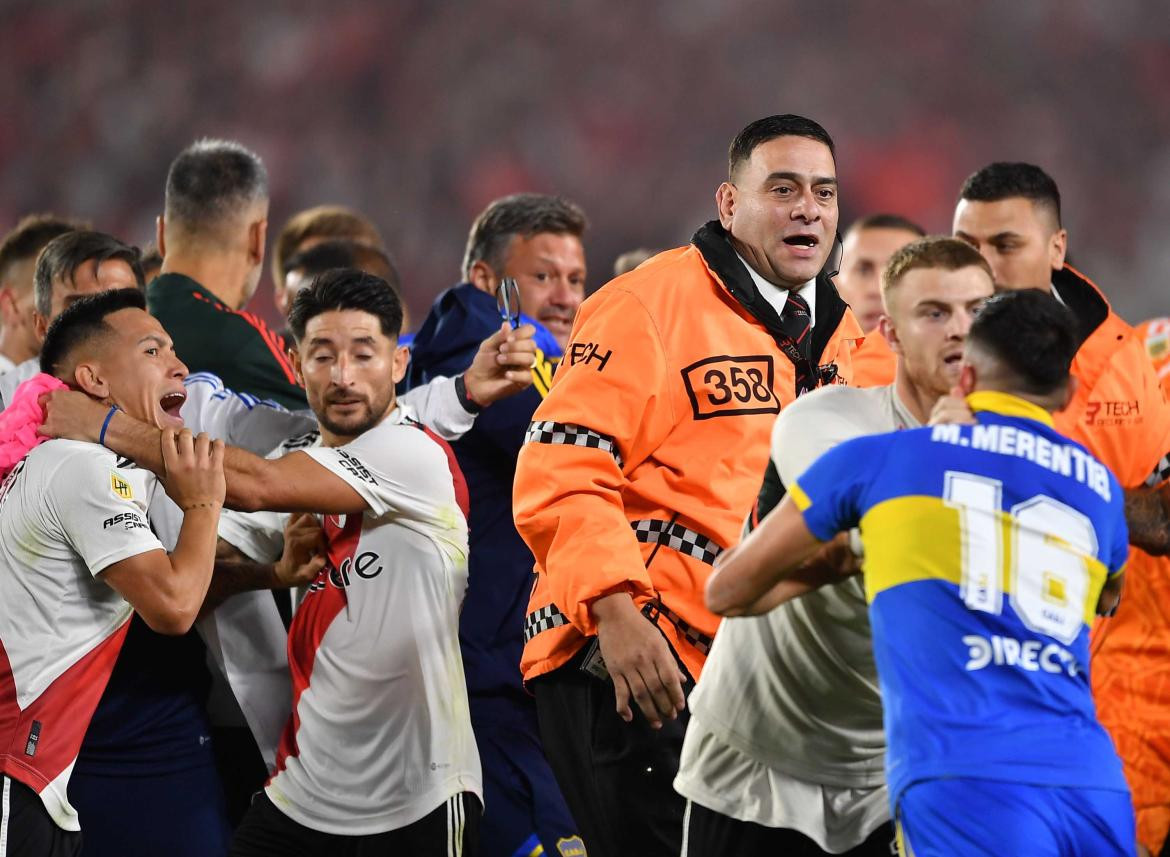 Los disturbios entre los jugadores de River y Boca. Foto: Télam.