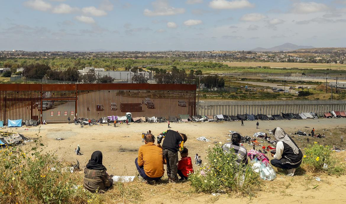 Migrantes en la frontera entre México y Estados Unidos. Foto: EFE.