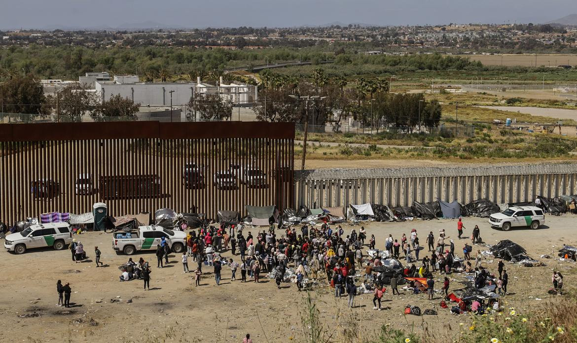 Migrantes en la frontera entre México y Estados Unidos. Foto: EFE.