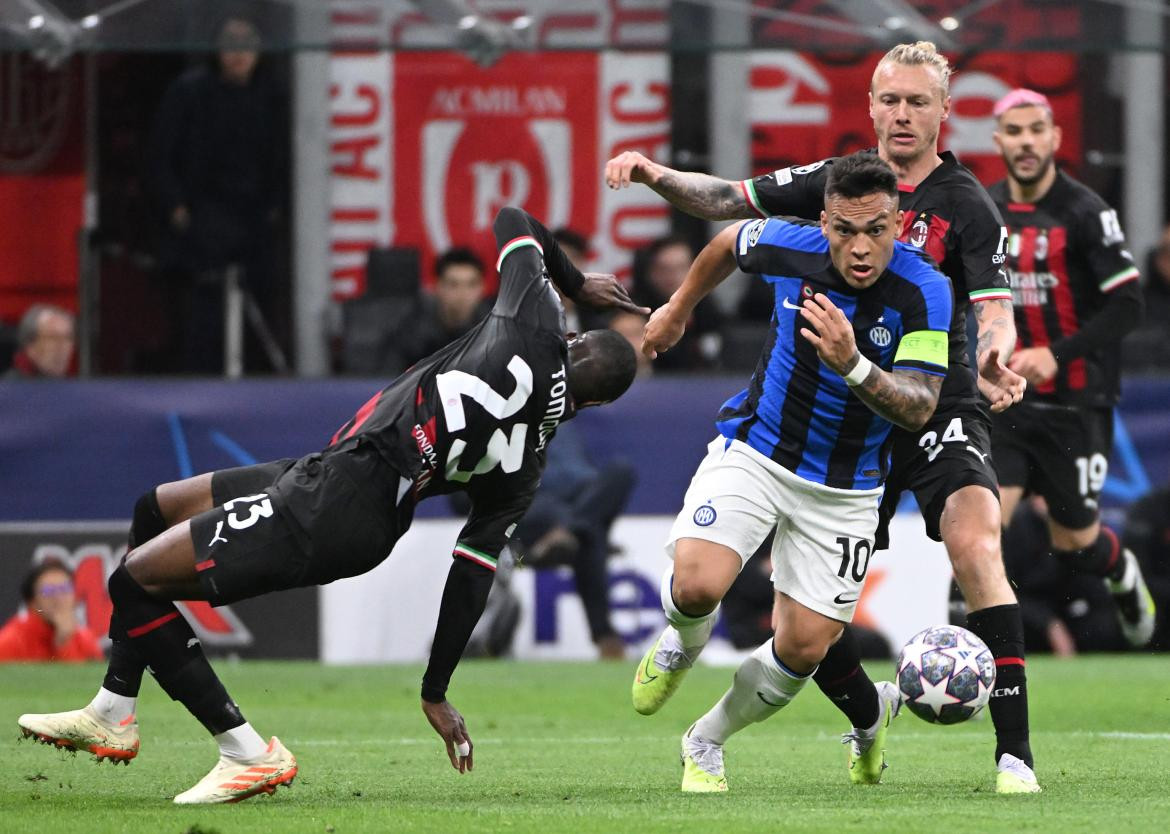 Lautaro Martínez en el clásico entre Inter y Milan por la Champions League. Foto: EFE.