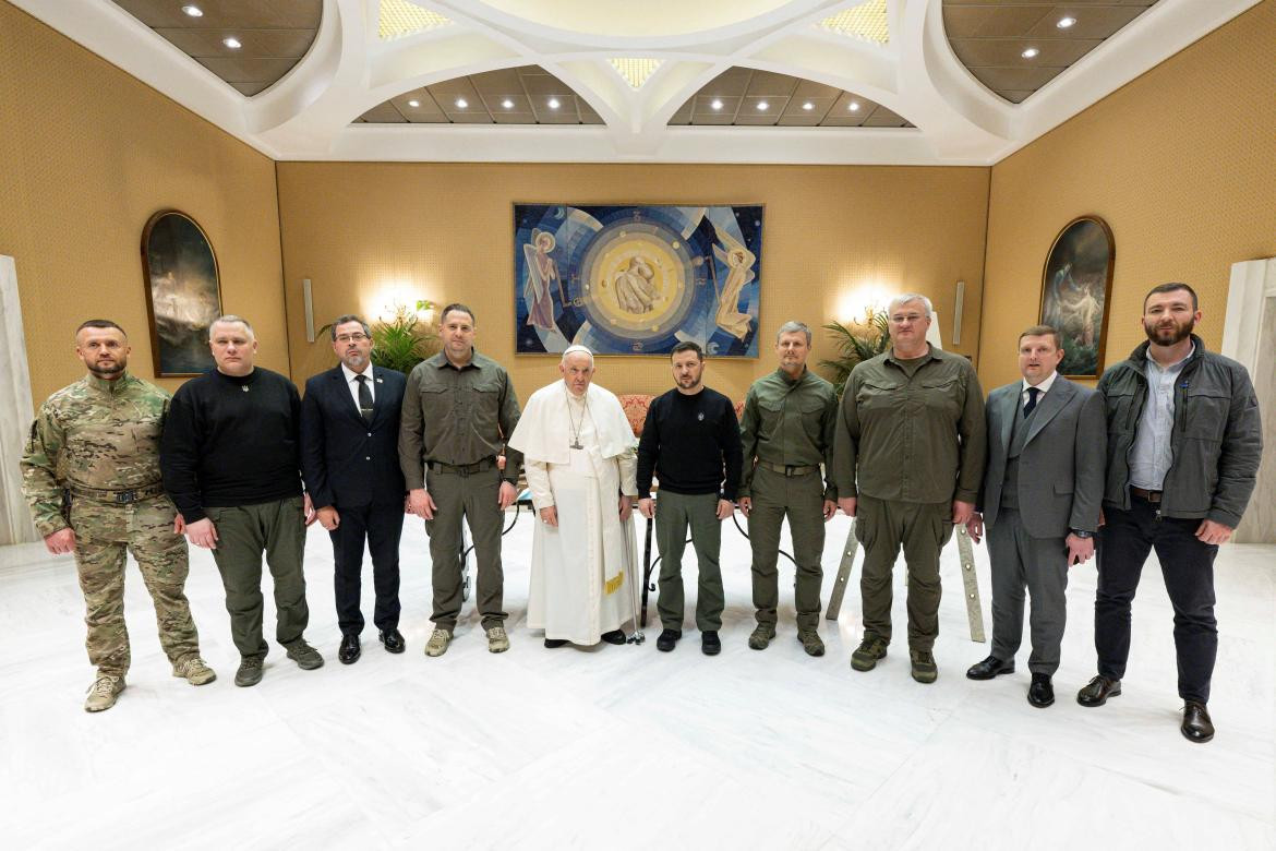 Volodimir Zelenski junto al papa Francisco. Foto: Reuters.