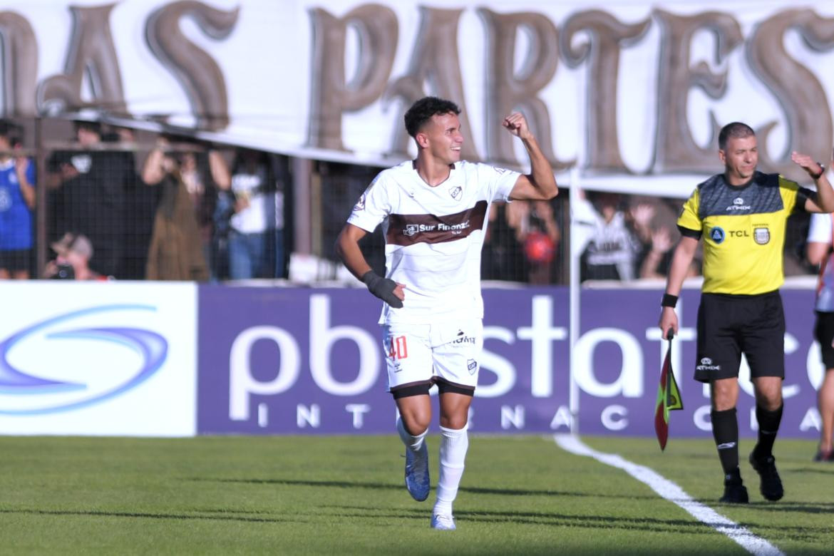 Gonzalo Valdivia; Platense vs. Racing. Foto: Télam.