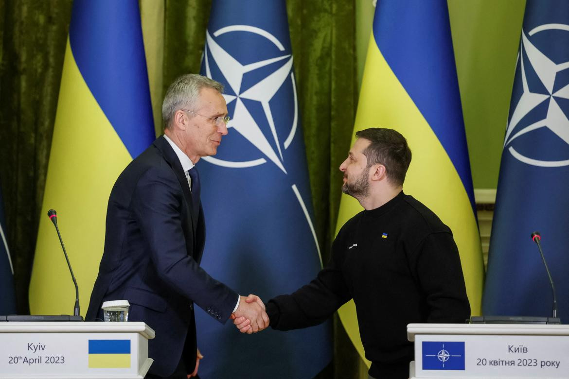 Jens Stoltenberg, secretario general de la OTAN y Volodímir Zelenski, presidente de Ucrania. Foto: Reuters.